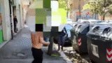 Roma, si spoglia davanti ai bambini e aggredisce a bottigliate gli adulti: caos a Torpignattara