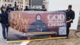 Roma, momenti di tensione in Vaticano: striscione islamico durante il Conclave