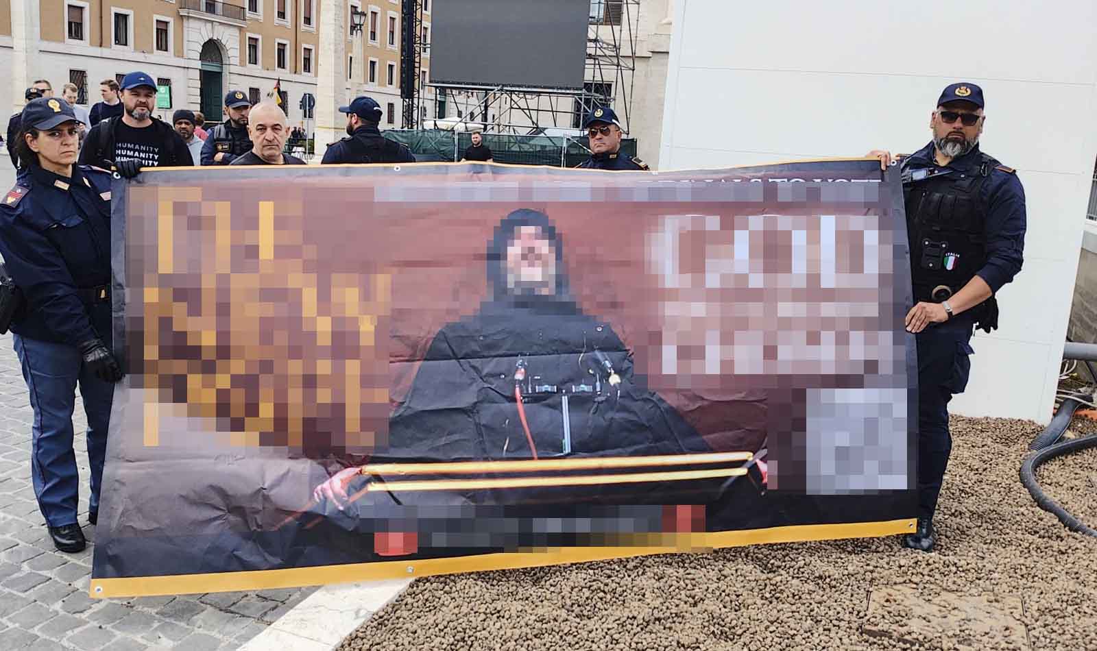 striscione contro il Vaticano Roma San Pietro