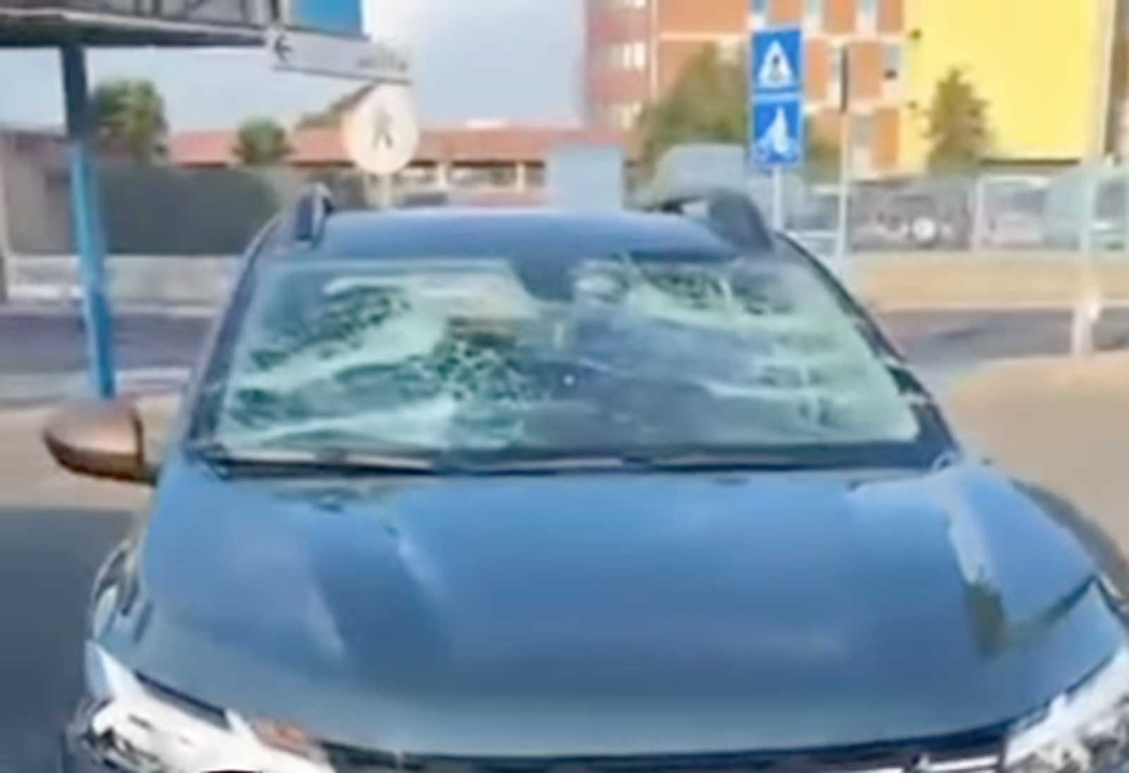 Roma, aeroporto Fiumicino, una delle auto distrutte, foto Welcome to Favelas