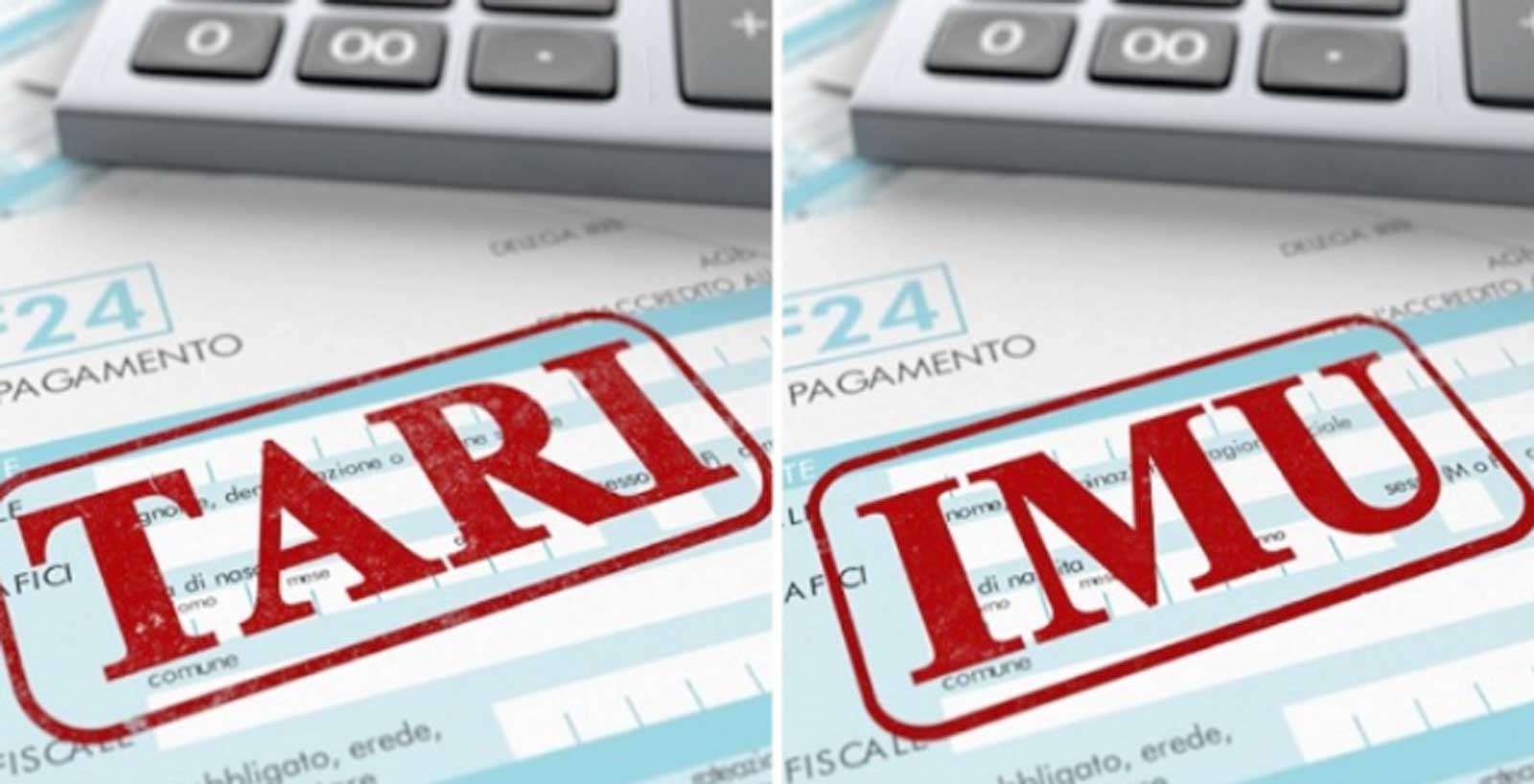 Da sinistra, la classica 'cartella' Tari e Imu del Comune, come quelle in arrivo a Anzio