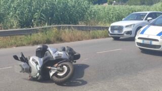 Ardea, incidente su via Niso: centauro ferito dopo scontro con una FIAT