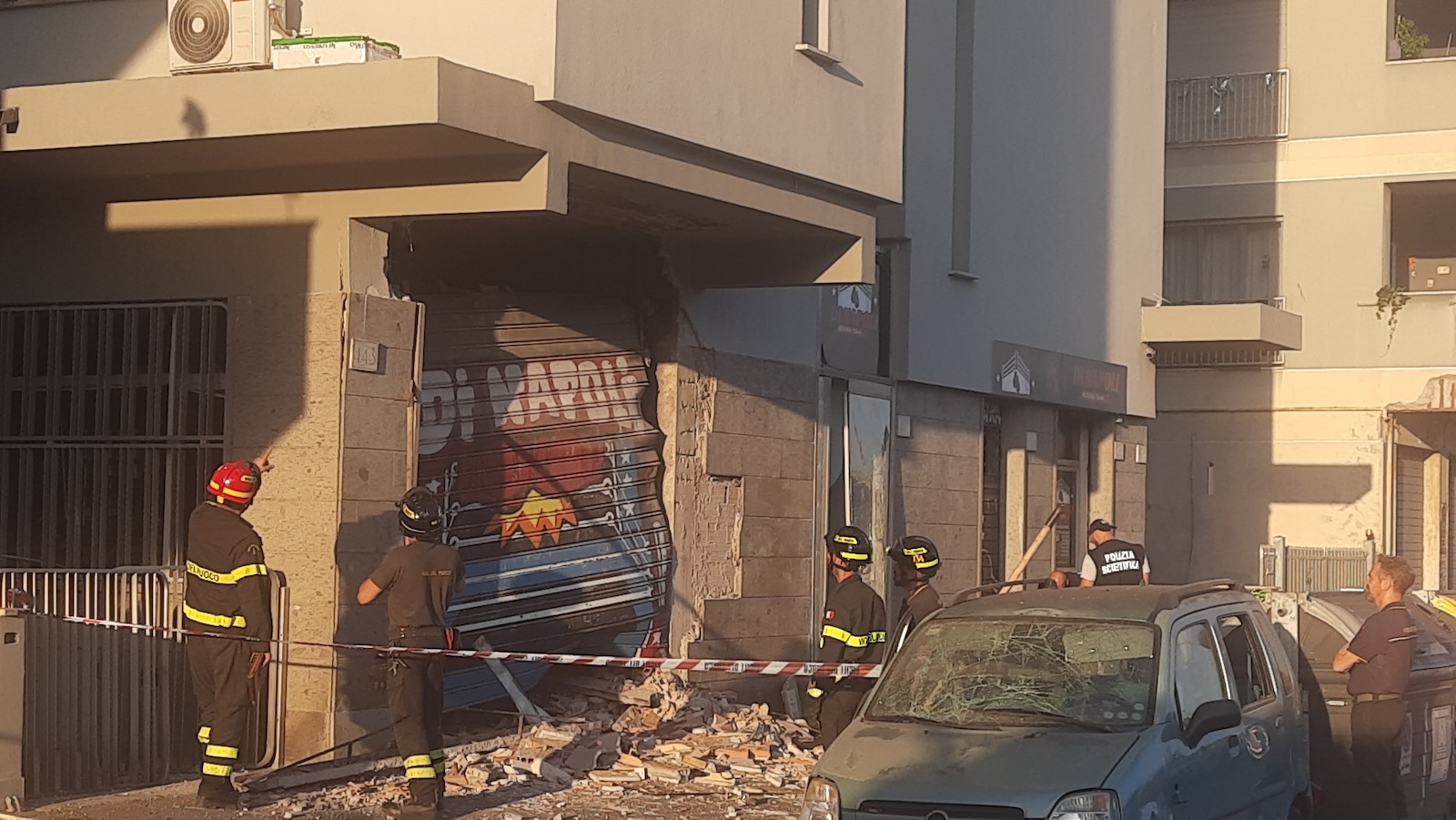 Bomba in via delle Azzorre