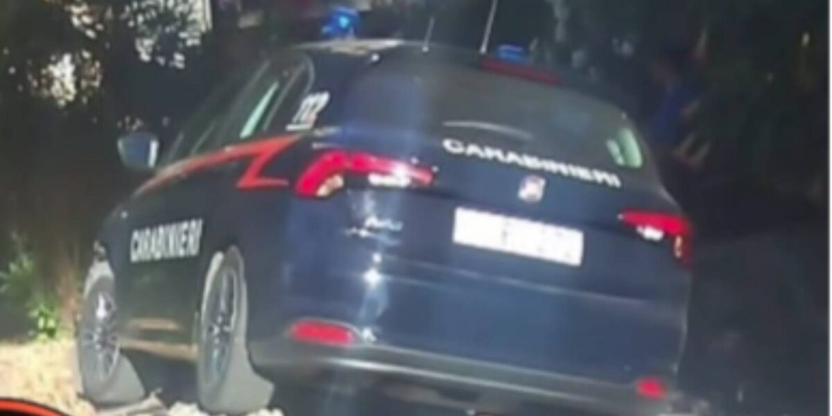 Roma, la macchina dei carabinieri finisce per la scalinata