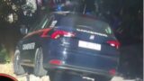 Roma, pattuglia si ferma per un controllo, ma dimentica il freno a mano: l’auto precipita per la scalinata