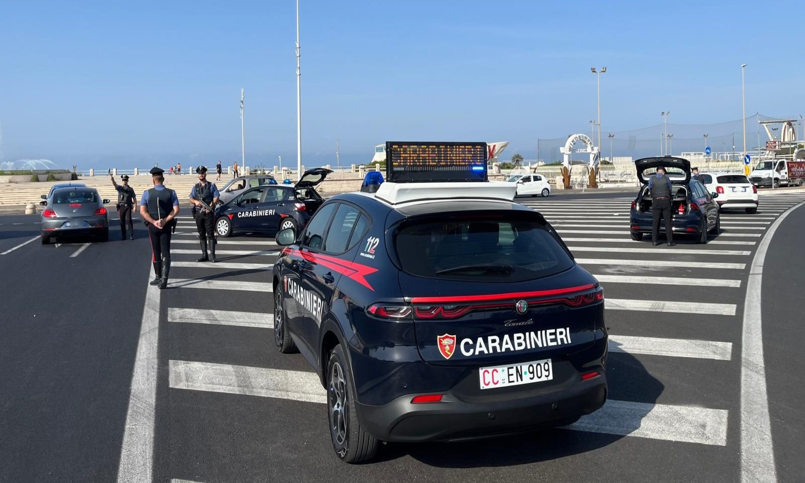 Controlli dei carabinieri a Ostia