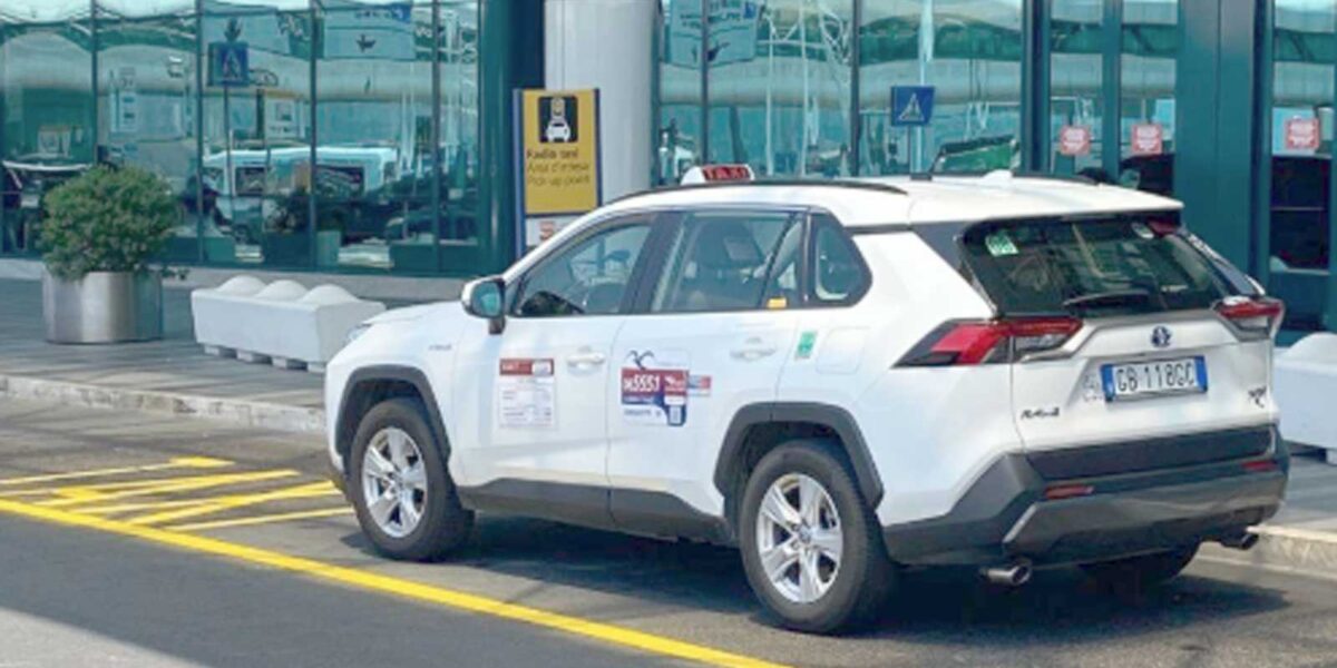 Roma, un taxi all'aeroporto di Fiumicino