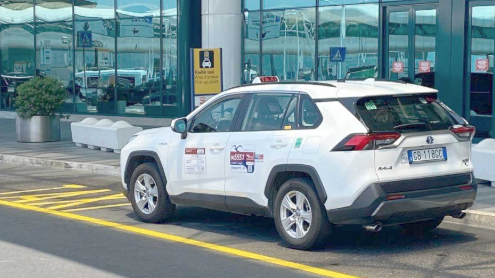 Roma, un taxi all'aeroporto di Fiumicino