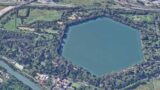 Fiumicino, lo ‘stabilimento dei vip’ sul lago di Traiano chiede di allargarsi: il Tribunale convoca Regione e Comune
