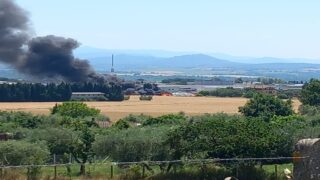 Fiano Romano, vasto incendio in corso: enorme colonna di fumo nero (FOTO)