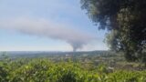 Santa Palomba, enorme incendio in corso in un’azienda di stoccaggio di materiale elettrico: colonna di fumo nera visibile da Roma (FOTO)