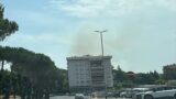 Roma, vasto incendio sterpaglie a San Basilio: diverse squadre di soccorsi sul posto, enorme colonna di fumo (FOTO)