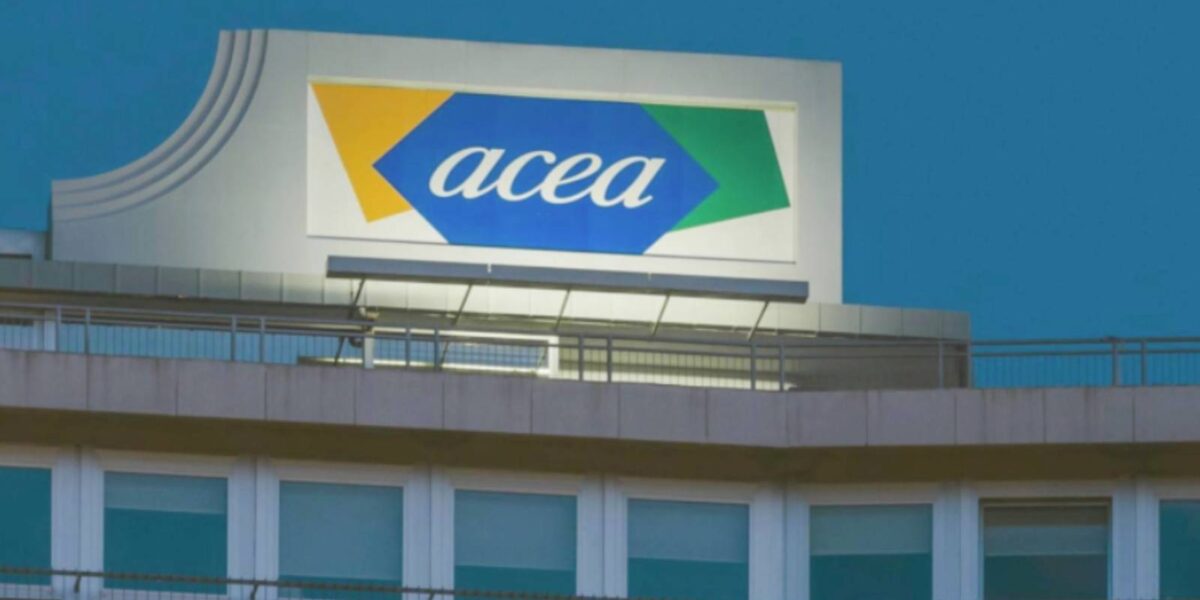 Il logo di Acea sulla storica sede di Roma, in piazzale Ostiense