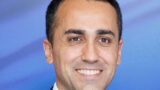 Luigi Di Maio al centro delle polemiche: tra diplomazia mediorientale e ironia social