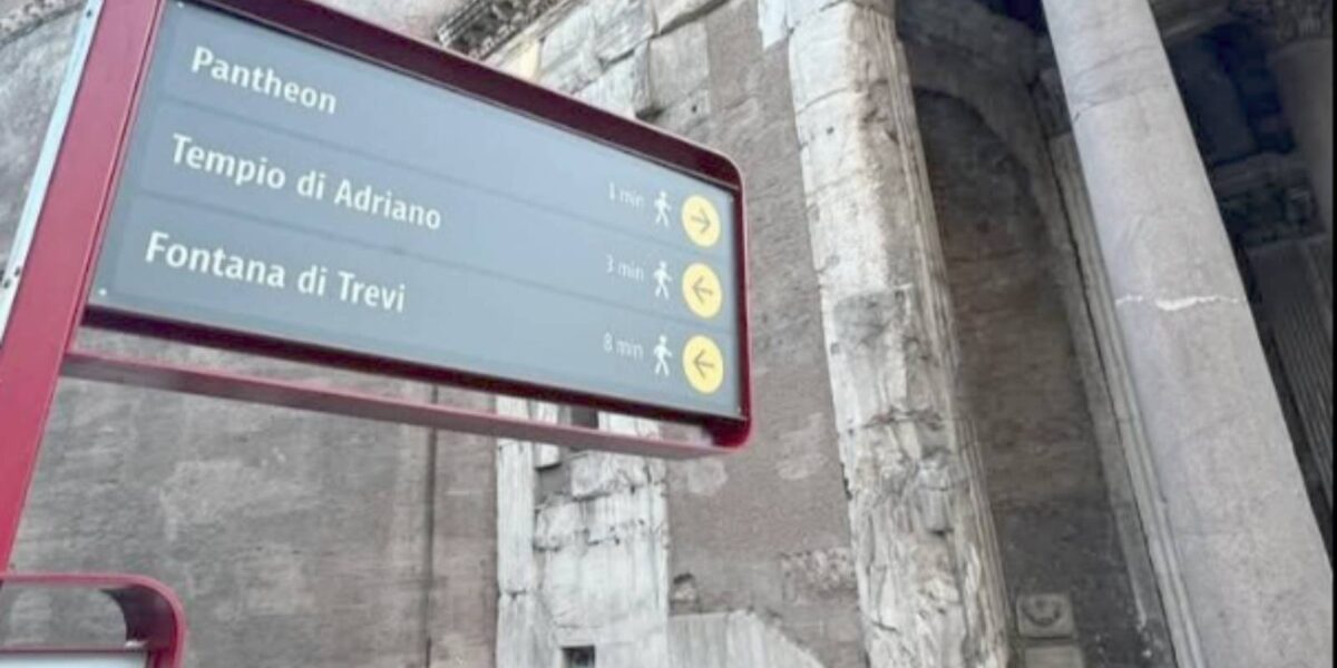 Roma, Pantheon, il cartellone in corso di rimozione