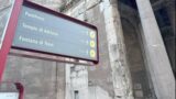 Roma rimuove un altro cartellone ‘inopportuno’ al Pantheon, dopo il caso di piazza Navona