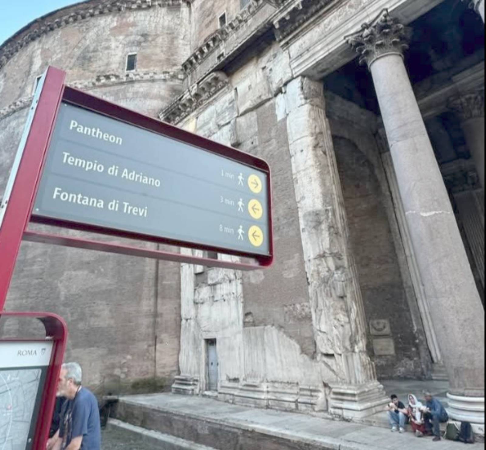 Roma, Pantheon, il cartellone in corso di rimozione