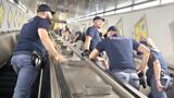 Roma, borseggi in metro: turista accerchiata e derubata, arrestata 24enne romena, caccia ai complici