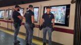 Roma, 14 borseggiatori arrestati tra la metro A e B: il modus operandi delle bande dedite ai furti