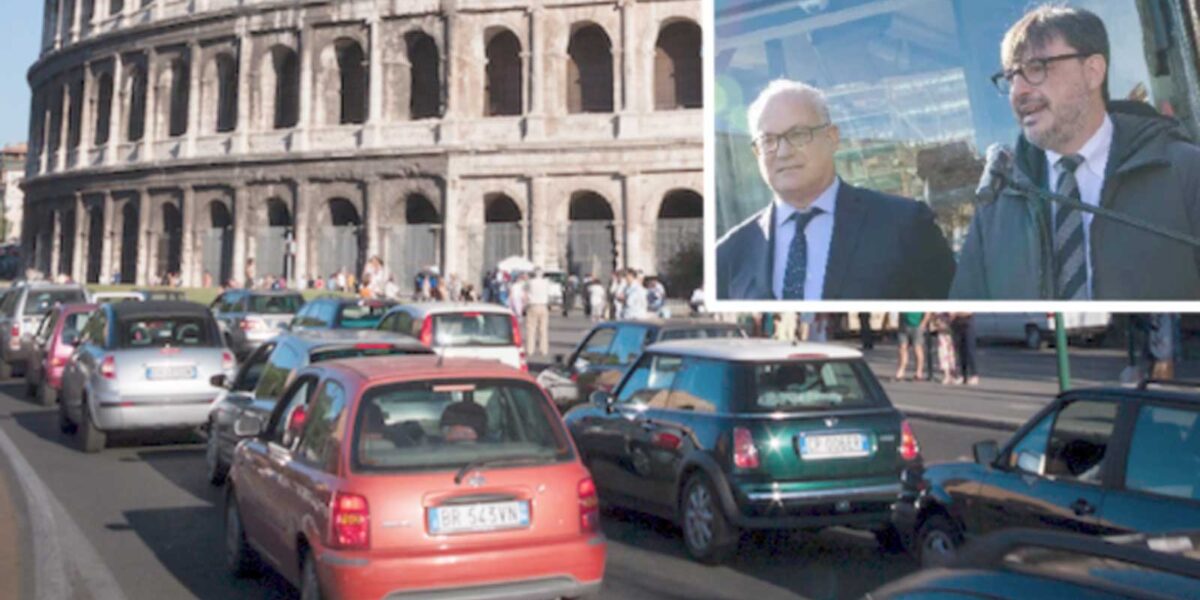 Roma, sullo sfondo, traffico al Colosseo, in primo piano il sindaco Roberto Gualtieri e l'assessore alla Mobilità Eugenio Patanè