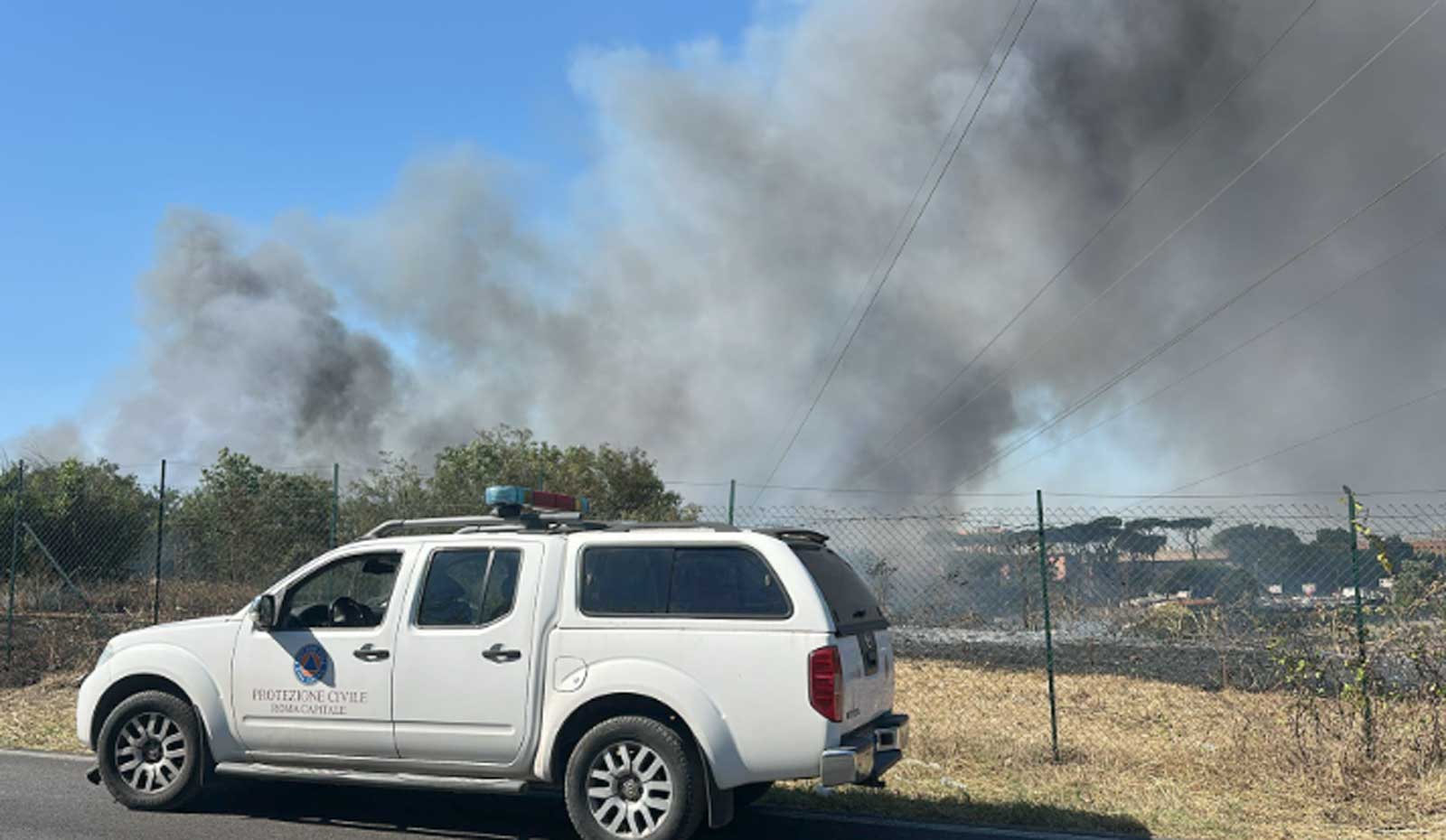Roma, l'incendio di Capannelle
