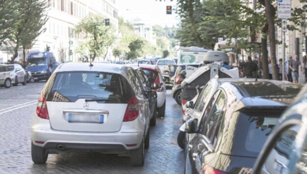 Roma, auto in doppia fila in centro