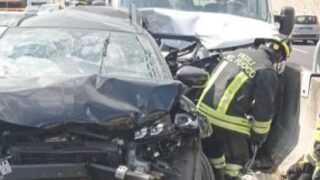 Grave incidente alle porte di Roma: coinvolte due auto e un furgone: un ferito grave