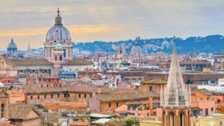 Roma, turisti in fuga dal caldo: picco di prenotazioni ma solo da settembre