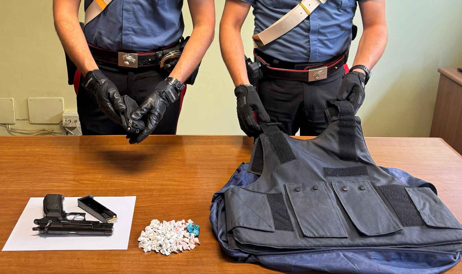 Roma, Carabinieri Tor Bella Monaca arsenale nei palazzi popolari