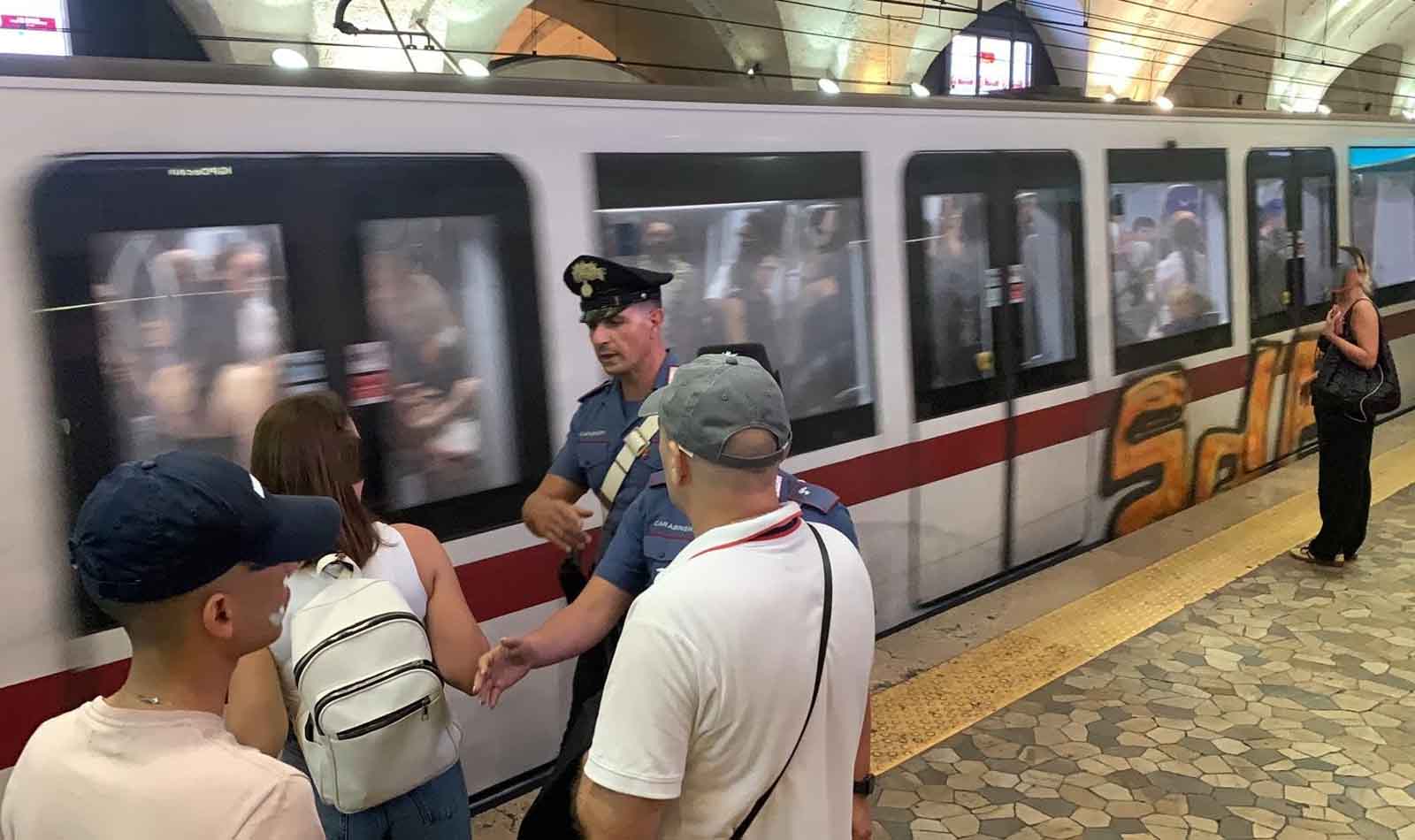 Roma, Carabinieri in azione nella metro A