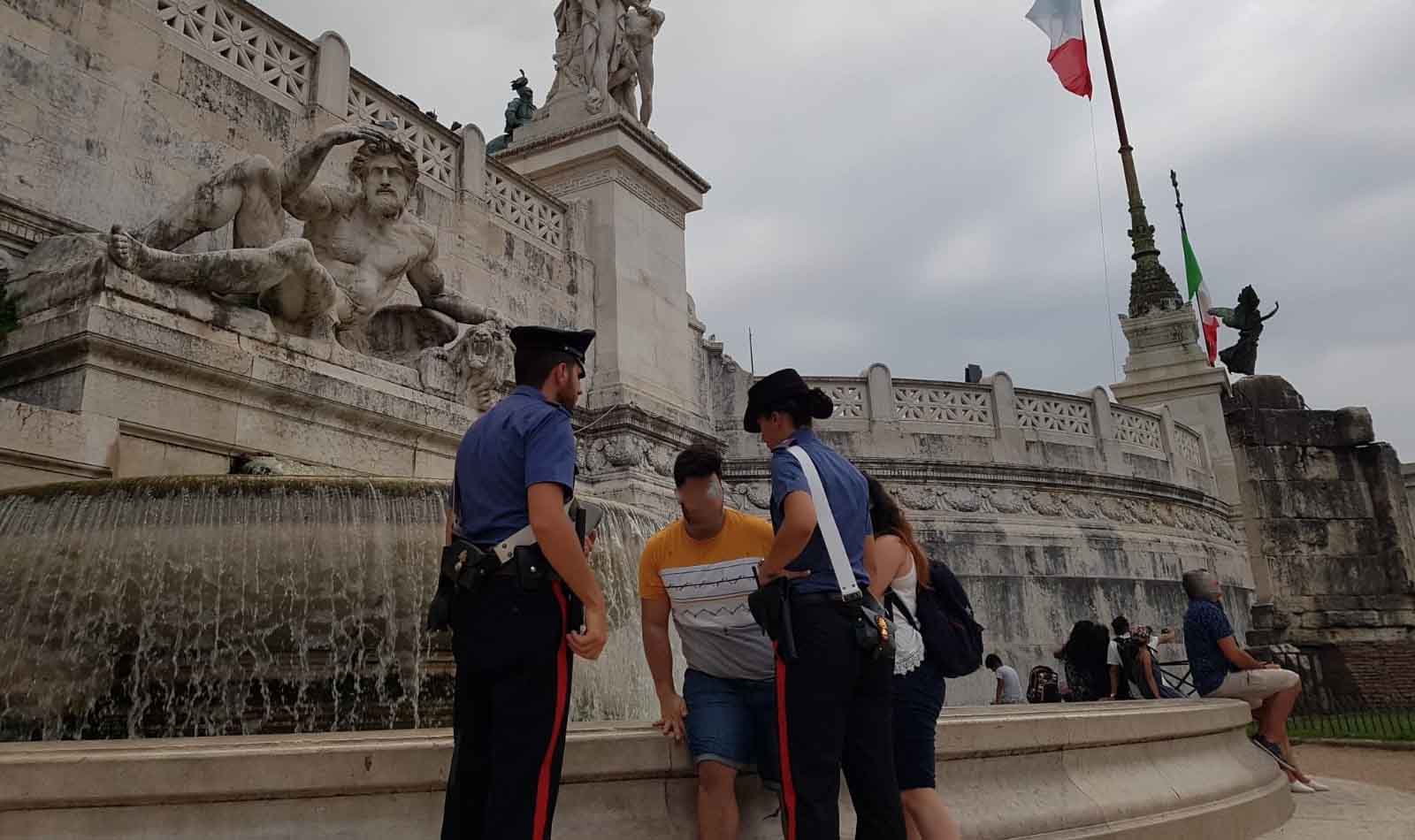 Roma, Carabinieri in piazza Venezia