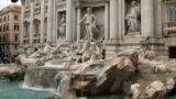 Roma, finge di essere un agente con una falsa paletta segnaletica per parcheggiare a due passi da Fontana di Trevi