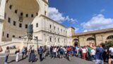 Roma, turista derubato davanti ai Musei Vaticani: arrestati i ladri in fuga tra la folla