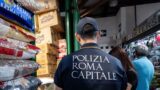 Roma, controlli al mercato Esquilino: scattano multe per oltre 10mila euro, sequestrate oltre 100 cassette di verdura