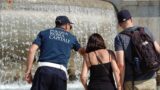 Roma, boom di turisti nelle fontane storiche: multe salate e Daspo per chi trasforma i monumenti in piscine