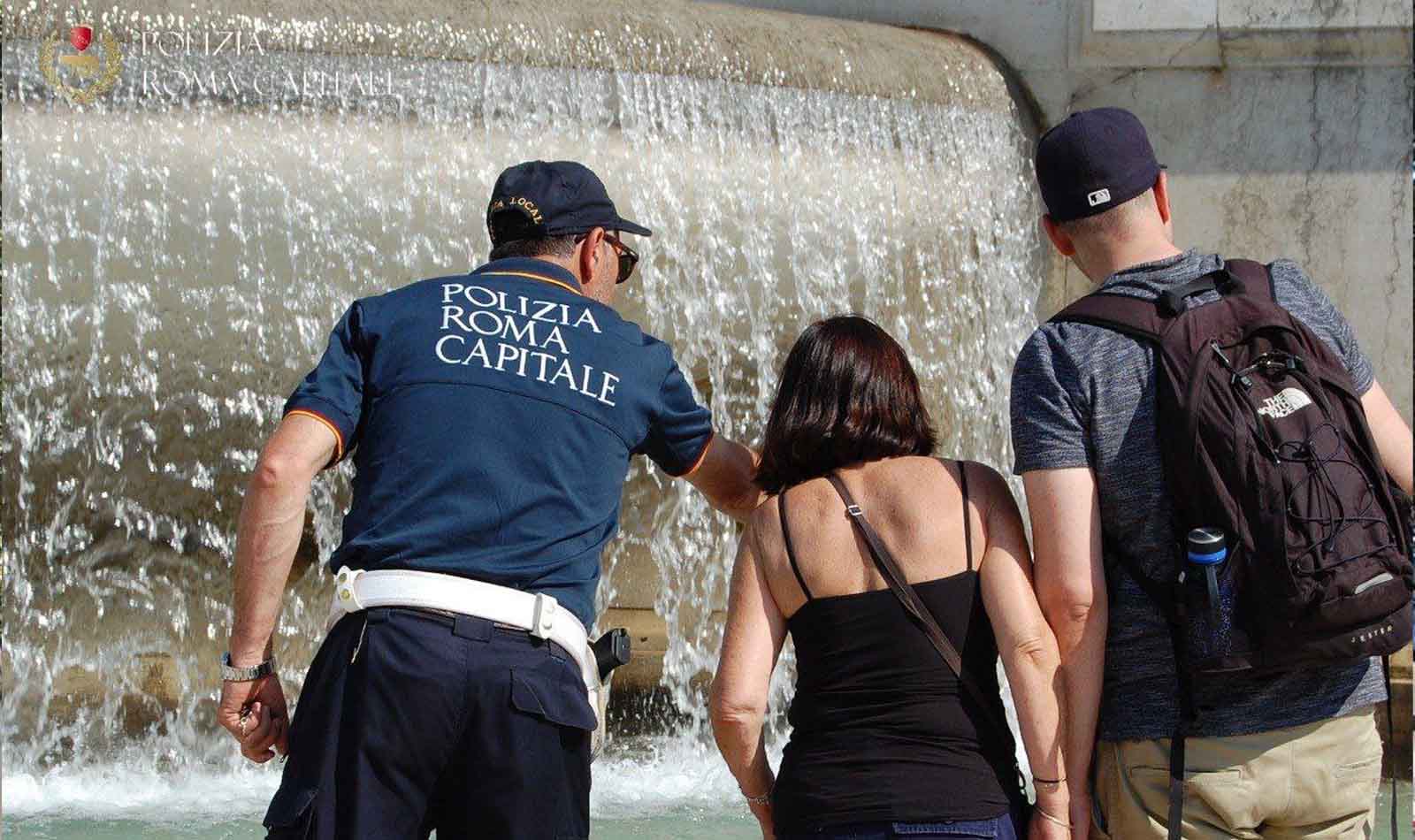 Roma, Polizia Locale turisti fontane storiche