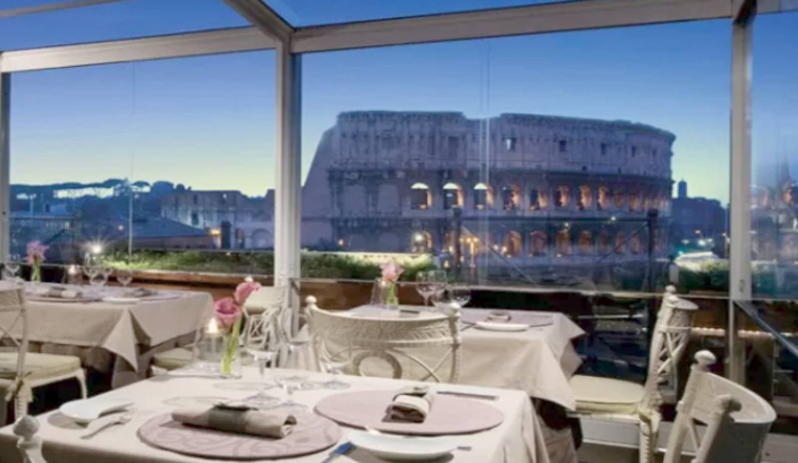 Roma, un ristorante attivo su una nota terrazza con vista Colosseo