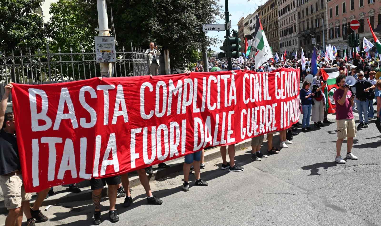 Roma, contestazione al corteo per Gaza