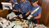 Roma, da badante a trafficante: cocaina negli slip e armi nascoste in casa dell’anziana assistita