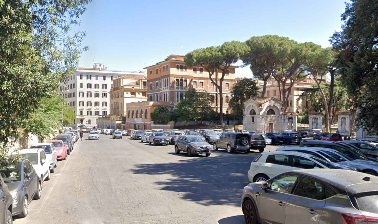 Roma, danneggia auto via delle Terme di Traiano