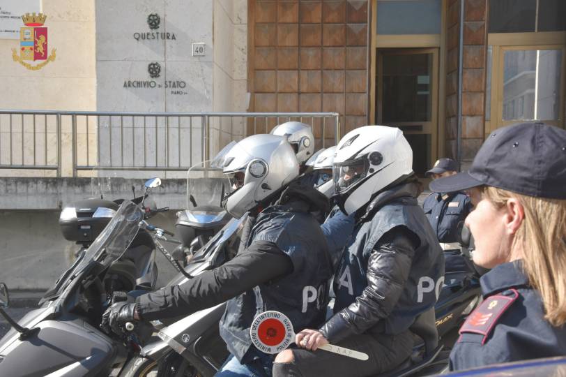 Falchi della Polizia in azione a Roma