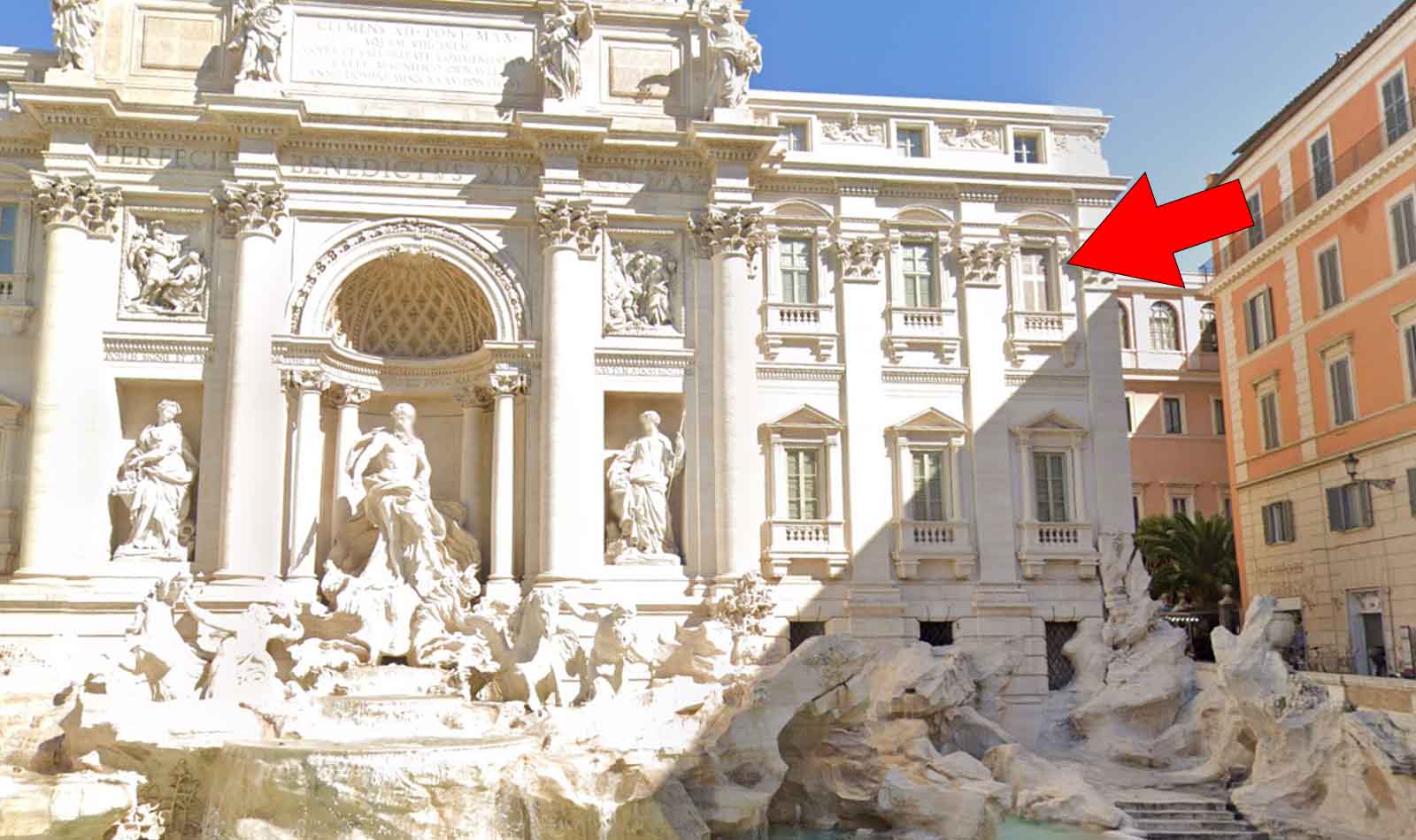 Roma finestra murata Palazzo Poli Fontana di Trevi