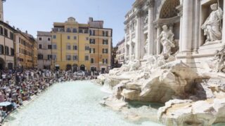 Fontana di Trevi, da febbraio si paga:  un ticket da 2 euro che divide Roma