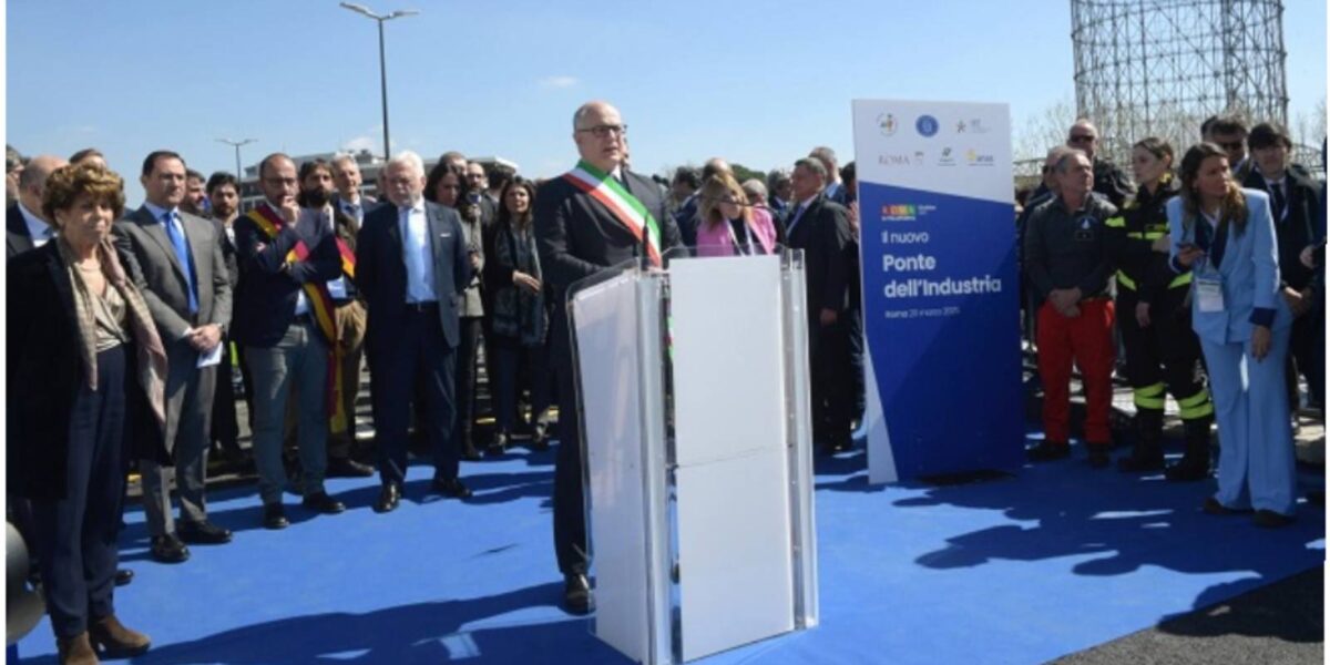 Roma, l'inaugurazione del Ponte dell'Industria, Gualtieri alla cerimnonia del taglio del nastro, lo scorso 20 marzo