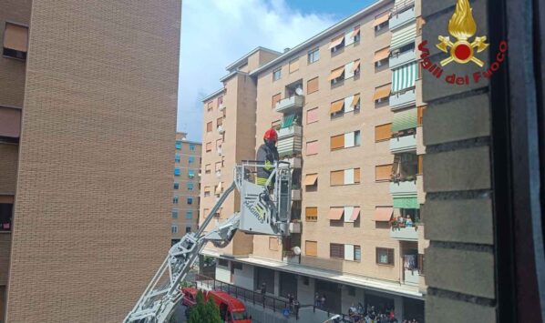 Roma, incendio in appartamento a Cinecittà via Filomusi Guelfi