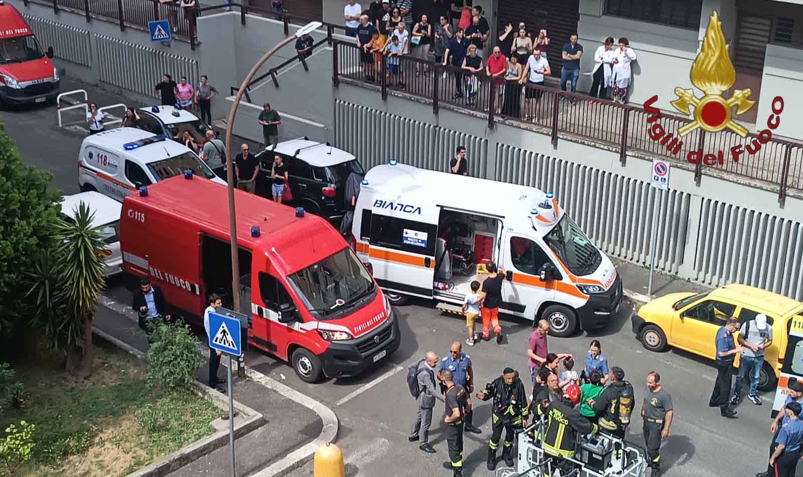 Roma, incendio in appartamento a Cinecittà via Filomusi Guelfi