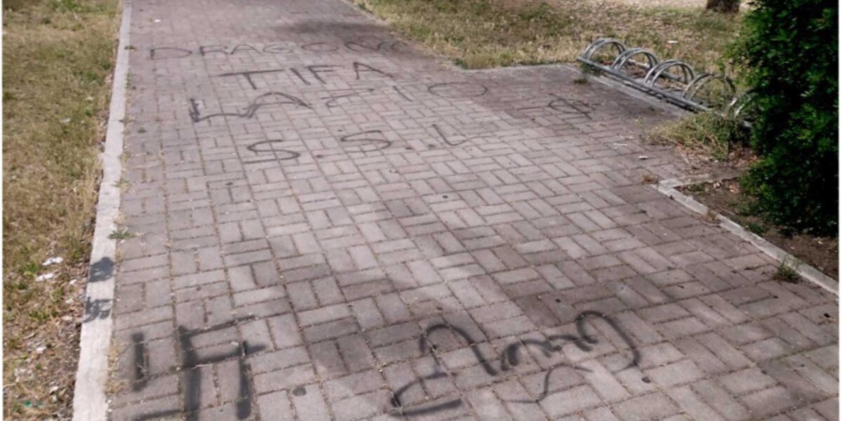 Roma, le scritte vandaliche comparse nel Municipio X