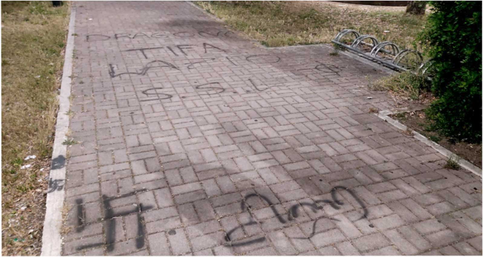 Roma, le scritte vandaliche comparse nel Municipio X