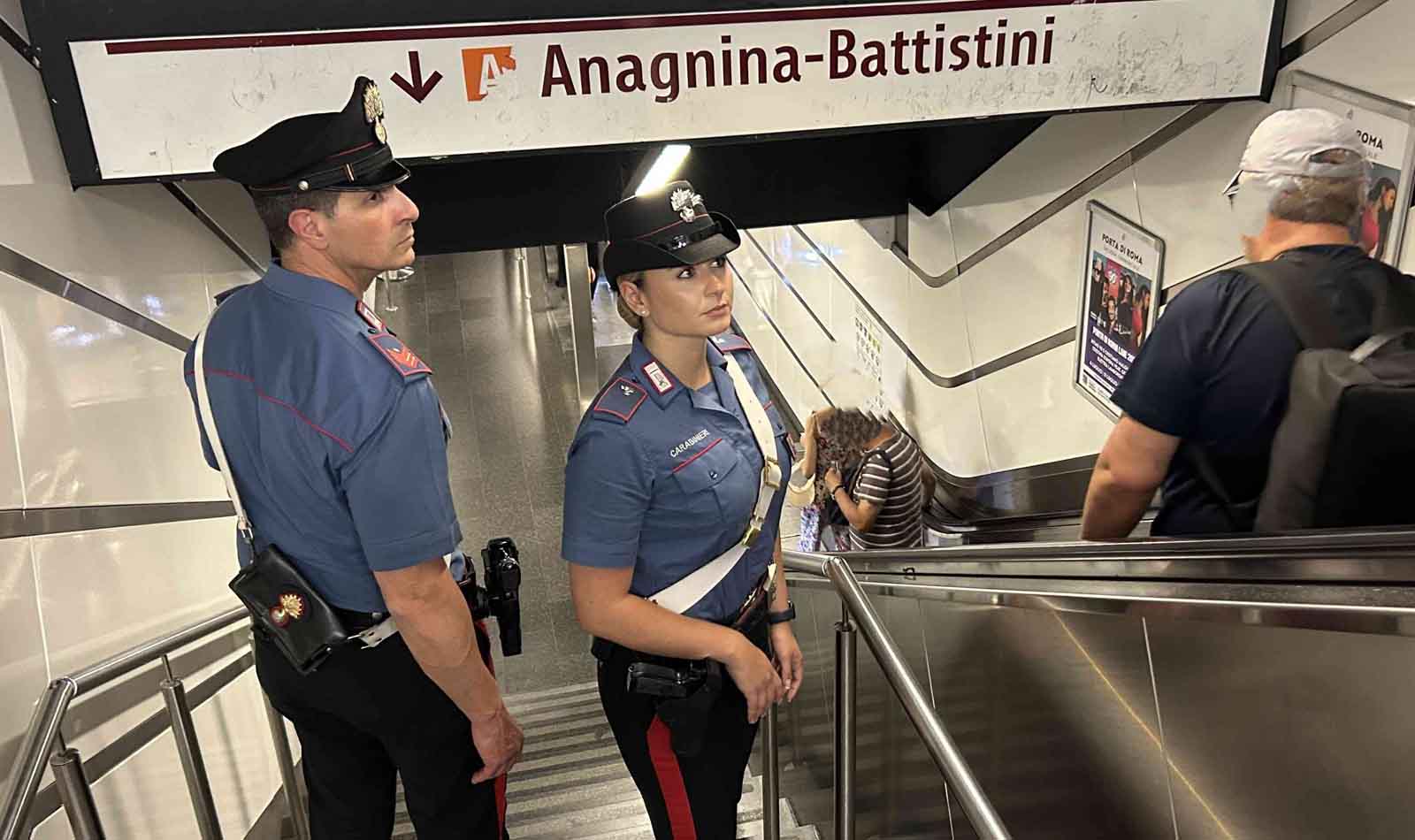 Roma, metro Carabinieri in azione borseggiatori