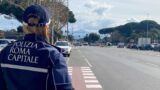 Roma, rubano il portafogli a una donna a passeggio con la figlia: acciuffati dagli agenti fuori servizio